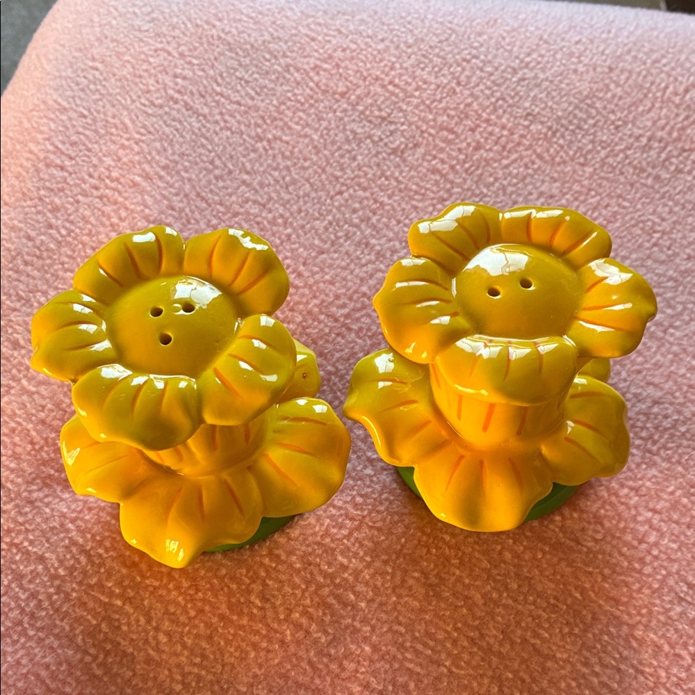 Daffodil , ceramic, salt and pepper shakers